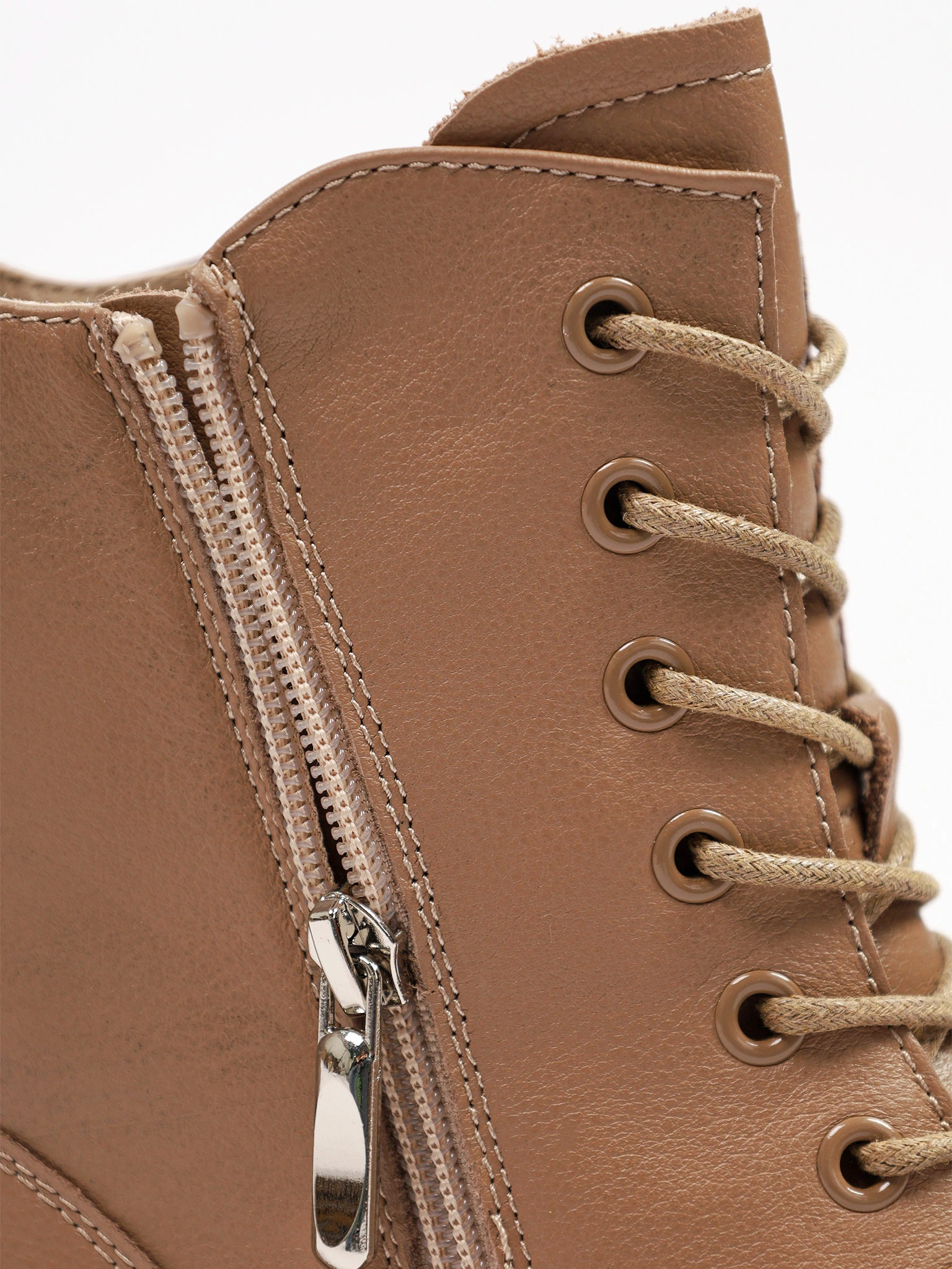 Ботинки бежевого цвета на среднем широком каблуке